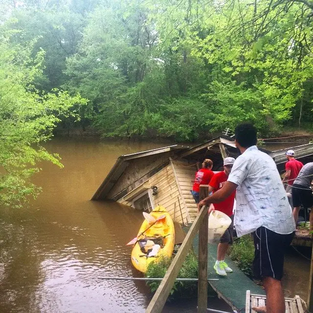 Houseboat sinking in Louisiana